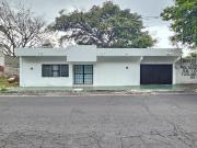 Casa en venta de 3 recámaras sobre avenida céntrica en...