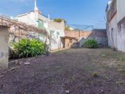 Casa en venta de 4 ambientes a reciclar con Jardín en...