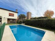 Casa en venta de 4 ambientes con cochera y jardín con... Casa en venta de 4 ambientes con cochera y jardín con...