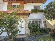 Casa en venta, de 4 ambientes, con jardín y pileta en...