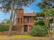 Casa en venta de 4 ambientes, garaje y parque en barrio...