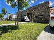 Casa en venta de 4 ambientes y pileta. Barrio Santa...