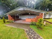 Casa en venta de 4 D, dos parqueaderos y patio privado...