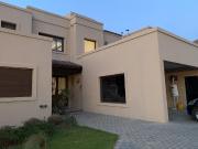 Casa en Venta de 4 Dormitorio en Rosario Golf Country Club