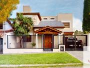 Casa en venta de 4 dormitorios c/ cochera en City Bell