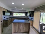 Casa en venta de 4 dormitorios c/ cochera en Cruz del sur