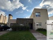 Casa en venta de 4 dormitorios c/ cochera en Solares Norte