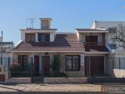 Casa en Venta de 4 Dormitorios, con Cochera, Apto...