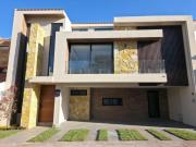 CASA EN VENTA DE 4 RECAMARAS EN LOMAS DE ANGELOPOLIS,...