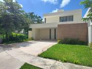 CASA EN VENTA DE 4 RECAMARAS EN PRIVADA CHOLUL, MERIDA