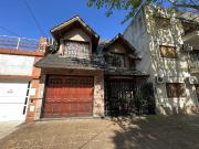 CASA EN VENTA DE 5 AMBIENTES CON GARAGE Y PILETA EN...