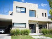 Casa en Venta de 5 ambientes con pileta en Acacias Puertos