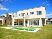 Casa en venta de 5 ambientes con pileta en Riberas...