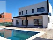 Casa en venta de 5 ambientes con pileta en Riberas...