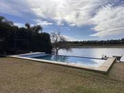 Casa en venta de 5 ambientes con pileta y vista al lago...