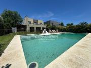 Casa en venta de 5 ambientes y pileta. Barrio Santa...