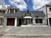 Casa en Venta de 6 amb. Patio con quincho y parrilla....