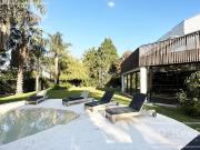 Casa en Venta 6 ambientes con fondo al Golf en Abril...