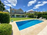 Casa en venta de cinco ambientes en Abril Club de Campo,...