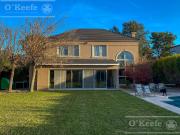 Casa en Venta de cuatro ambientes con piscina y galeria...