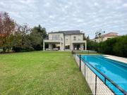 Casa en venta de cuatro dormitorios con piscina en Abril...