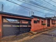 Casa en venta de cuatro niveles en Urb Pan de Azucar...