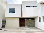 CASA EN VENTA DE CUATRO RECAMARAS EN COLINAS DE JURIQUILLA
