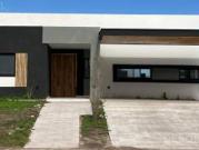 Casa en Venta de diseño 4 Ambientes Barrio El Naudir Escobar