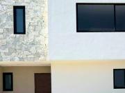 CASA EN VENTA DE DISEÑO PROPIO CERCA DE LA UNIVERSIDAD...