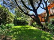 Casa en venta de dos niveles, 4 recámaras y jardín, en...