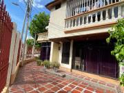 CASA EN VENTA DE OPORTUNIDAD ESQUINERA Y PARA REMODELAR...