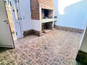 Casa en venta de pasillo 2 dormitorios reciclada con patio