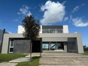 Casa en venta de seis ambientes en Costas Puertos del...