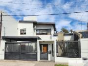 Casa en venta de tres dormitorios c/ cochera en La Plata