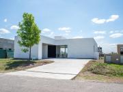 Casa en VENTA de tres dormitorios en barrio Jockey Club....