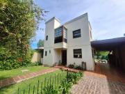 Casa en venta de tres dormitorios en Villa Elisa