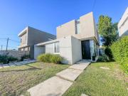 Casa en Venta de Tres Dormitorios y Pileta en Quimilar...