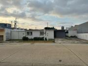 CASA EN VENTA de un nivel a una cuadra de la playa