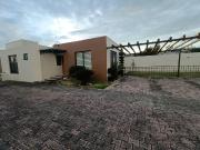 Casa en venta de un nivel con tres habitaciones y jardín...