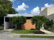CASA EN VENTA DE UN NIVEL, Privada Parque Central al...