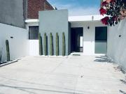 Casa en venta de un nivel remodelada colonia Cosmos...