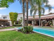 CASA EN VENTA DE UN PISO CON ALBERCA, FRENTE AL CAMPO DE...