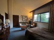 CASA EN VENTA DE UN PISO CON AMPLIO Y HERMOSO JARDÍN...