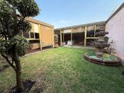 Casa en venta de un piso con jardin, amplias áreas y...