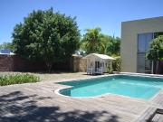 CASA EN VENTA DE UNA PLANTA CON ALBERCA Y BUNGALO EN JURICA