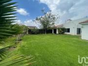 Casa en venta de una sola planta rodeada de jardin en...