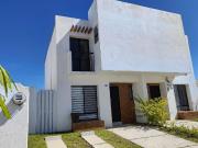 Casa en Venta dentro de cerrada con alberca en el Fracc....