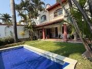 Casa en venta dentro de condominio