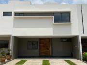 Casa en venta dentro de coto con casa club en Solares...