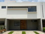 Casa en venta dentro de coto con casa club en Solares...